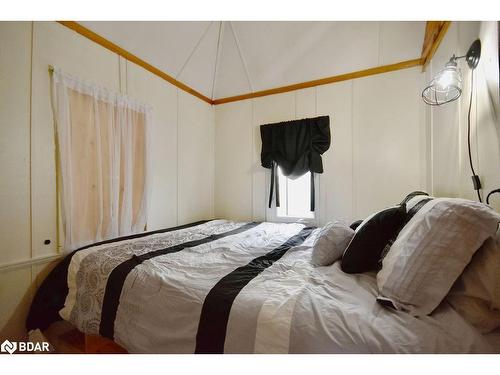 5632 Penetanguishene Road, Elmvale, ON - Indoor Photo Showing Bedroom