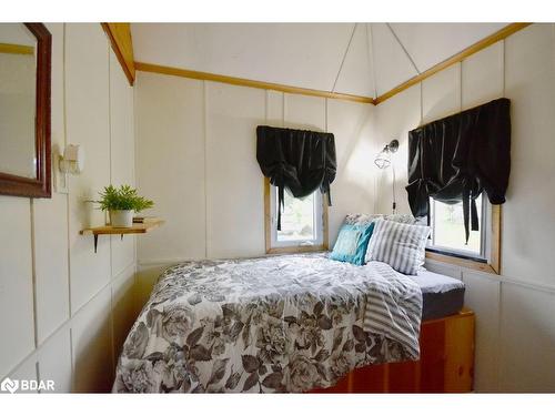 5632 Penetanguishene Road, Elmvale, ON - Indoor Photo Showing Bedroom