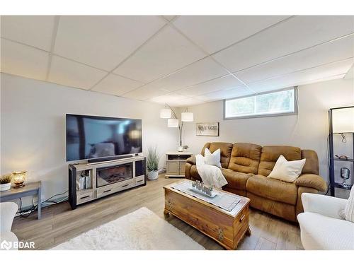 121 Queen Street Street, Fenelon Falls, ON - Indoor Photo Showing Living Room