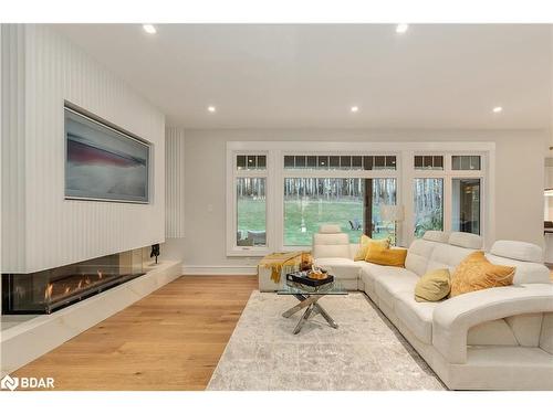 855 Shoreview Drive, Innisfil, ON - Indoor Photo Showing Living Room