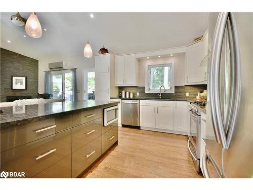 16 Macedonia Circle, Tiny, ON - Indoor Photo Showing Kitchen With Upgraded Kitchen