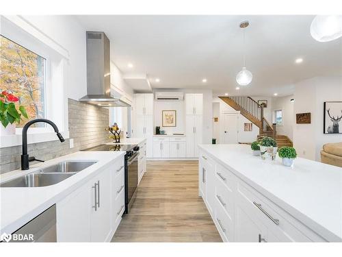 40 Port Severn Road N, Port Severn, ON - Indoor Photo Showing Kitchen With Double Sink With Upgraded Kitchen