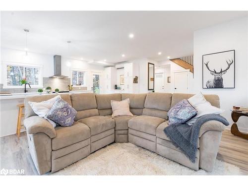 40 Port Severn Road N, Port Severn, ON - Indoor Photo Showing Living Room