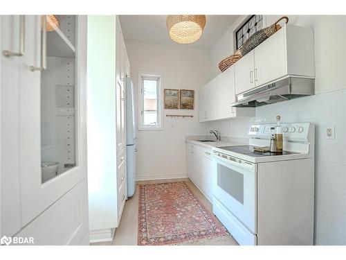 131 Sanford Street, Barrie, ON - Indoor Photo Showing Kitchen