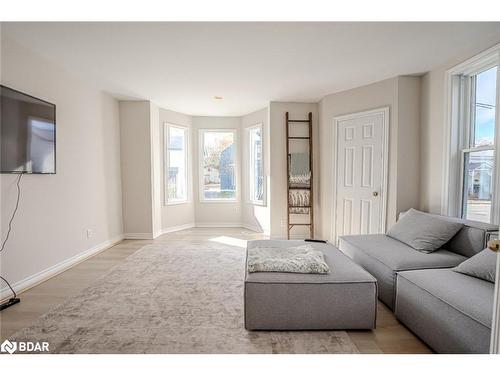 131 Sanford Street, Barrie, ON - Indoor Photo Showing Living Room