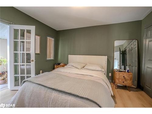 131 Sanford Street, Barrie, ON - Indoor Photo Showing Bedroom