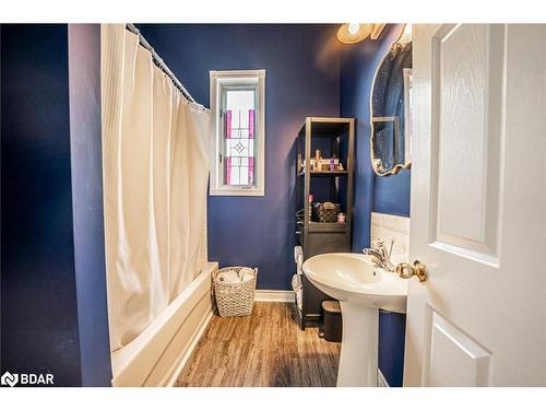 131 Sanford Street, Barrie, ON - Indoor Photo Showing Bathroom