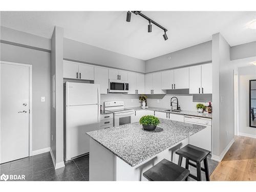 603-306 Essa Road, Barrie, ON - Indoor Photo Showing Kitchen