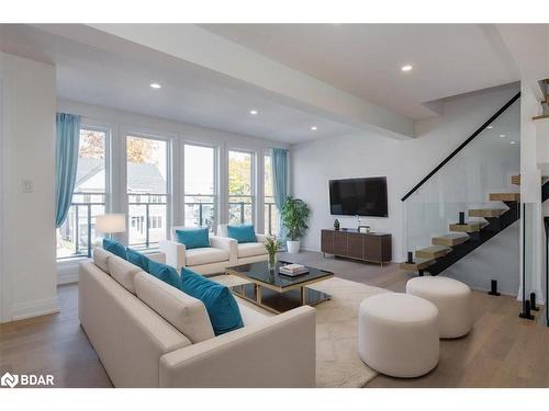 1117 Stoney Point Road, Lefroy, ON - Indoor Photo Showing Living Room