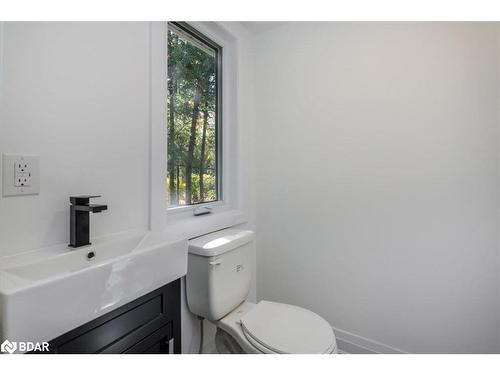 1117 Stoney Point Road, Lefroy, ON - Indoor Photo Showing Bathroom