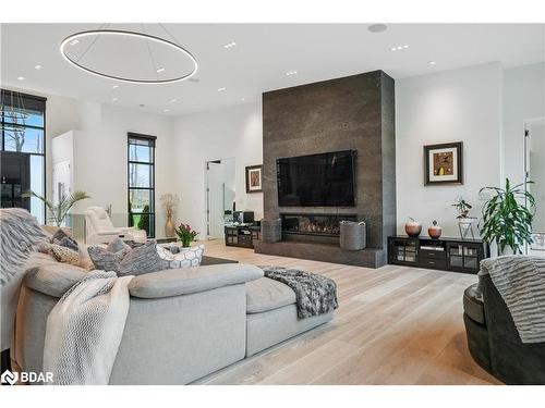 2761 Lockhart Road, Innisfil, ON - Indoor Photo Showing Living Room