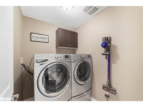 15 Aspenview Avenue, Caledon, ON - Indoor Photo Showing Laundry Room