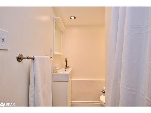 2 Lewis Lane, Barrie, ON - Indoor Photo Showing Bathroom