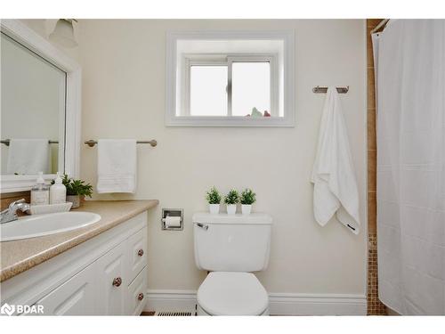 2 Lewis Lane, Barrie, ON - Indoor Photo Showing Bathroom