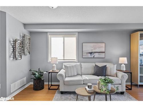 70 Courtney Crescent, Barrie, ON - Indoor Photo Showing Living Room