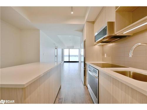 703-185 Dunlop Street E, Barrie, ON - Indoor Photo Showing Kitchen