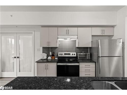 117-4 Spice Way, Barrie, ON - Indoor Photo Showing Kitchen With Double Sink