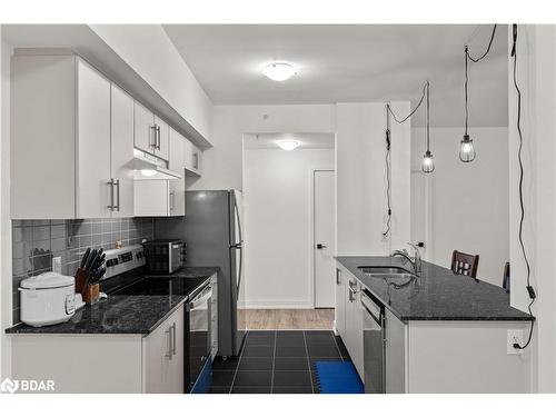 117-4 Spice Way, Barrie, ON - Indoor Photo Showing Kitchen With Double Sink With Upgraded Kitchen