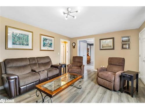 8 Robinson Road, Elmvale, ON - Indoor Photo Showing Living Room