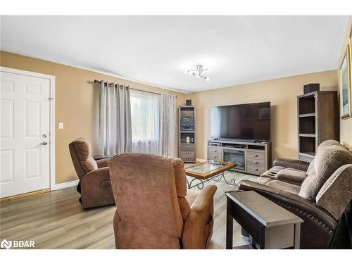 8 Robinson Road, Elmvale, ON - Indoor Photo Showing Living Room