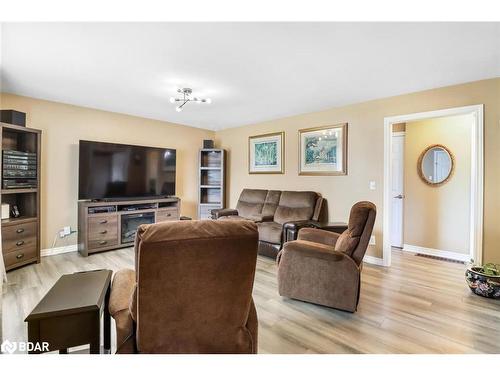 8 Robinson Road, Elmvale, ON - Indoor Photo Showing Living Room