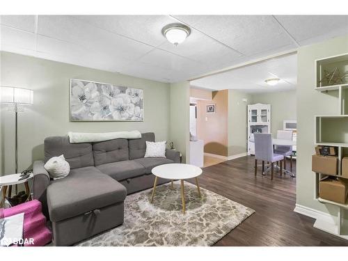 8 Robinson Road, Elmvale, ON - Indoor Photo Showing Living Room