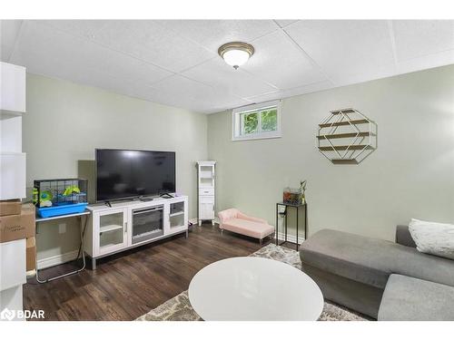 8 Robinson Road, Elmvale, ON - Indoor Photo Showing Living Room