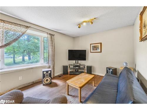 1213 Bayfield St N Street N, Barrie, ON - Indoor Photo Showing Living Room