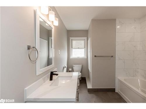 81 Eccles Street N, Barrie, ON - Indoor Photo Showing Bathroom