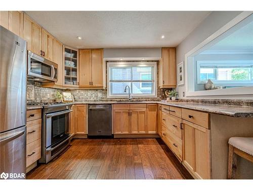 65 Melrose Avenue, Barrie, ON - Indoor Photo Showing Kitchen