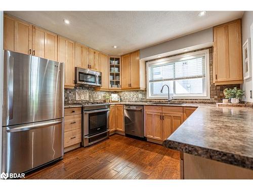 65 Melrose Avenue, Barrie, ON - Indoor Photo Showing Kitchen