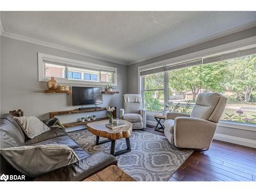 65 Melrose Avenue, Barrie, ON - Indoor Photo Showing Living Room