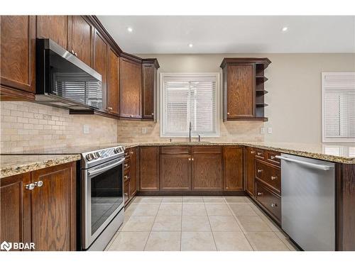 15 Prince William Way, Barrie, ON - Indoor Photo Showing Kitchen