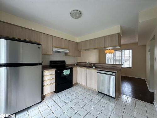 37-7101 Branigan Gate, Mississauga, ON - Indoor Photo Showing Kitchen With Double Sink