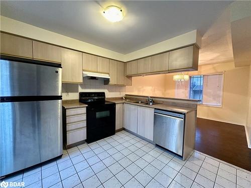 37-7101 Branigan Gate, Mississauga, ON - Indoor Photo Showing Kitchen With Double Sink