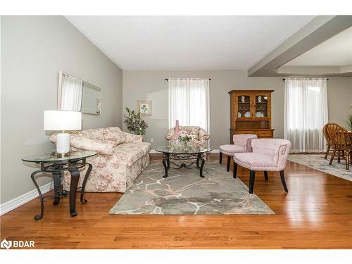 10 St Philip Court, Whitby, ON - Indoor Photo Showing Living Room