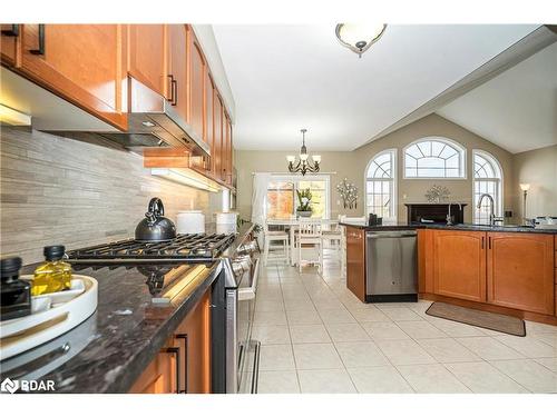 10 St Philip Court, Whitby, ON - Indoor Photo Showing Kitchen