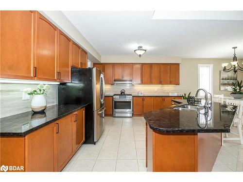 10 St Philip Court, Whitby, ON - Indoor Photo Showing Kitchen With Double Sink