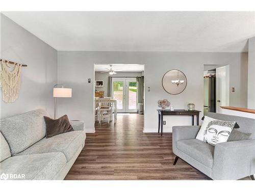 224 Oriole Crescent, Gravenhurst, ON - Indoor Photo Showing Living Room