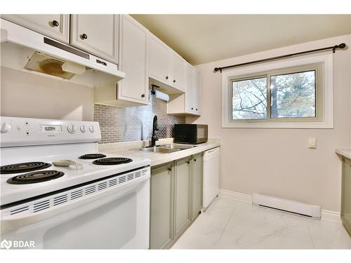 11 Pheasant Trail, Barrie, ON - Indoor Photo Showing Kitchen With Double Sink