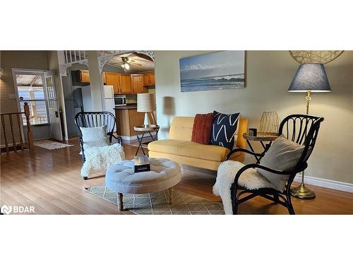 3301 Turnbull Drive, Cumberland Beach, ON - Indoor Photo Showing Living Room