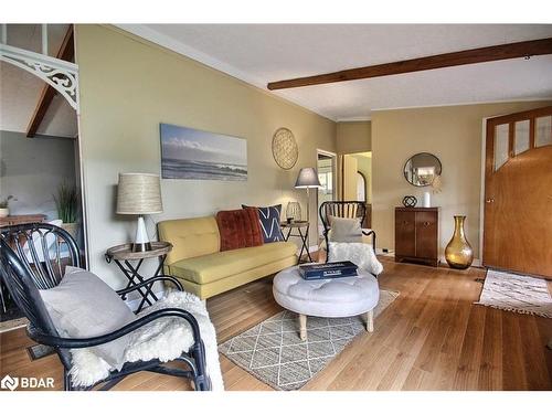 3301 Turnbull Drive, Cumberland Beach, ON - Indoor Photo Showing Living Room