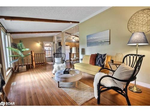 3301 Turnbull Drive, Cumberland Beach, ON - Indoor Photo Showing Living Room