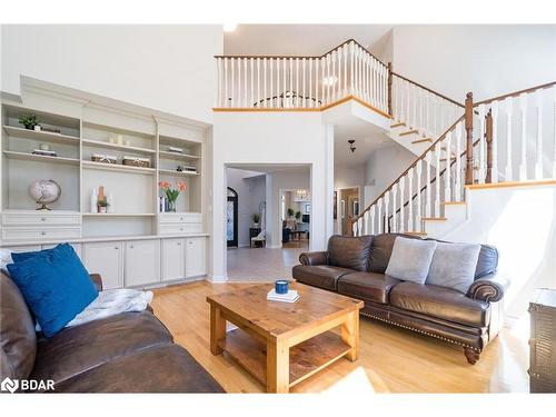 28 Camelot Square, Barrie, ON - Indoor Photo Showing Living Room