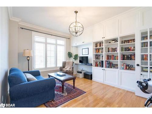 28 Camelot Square, Barrie, ON - Indoor Photo Showing Living Room