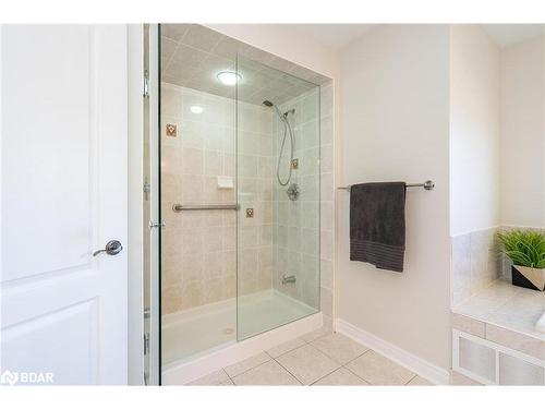 28 Camelot Square, Barrie, ON - Indoor Photo Showing Bathroom