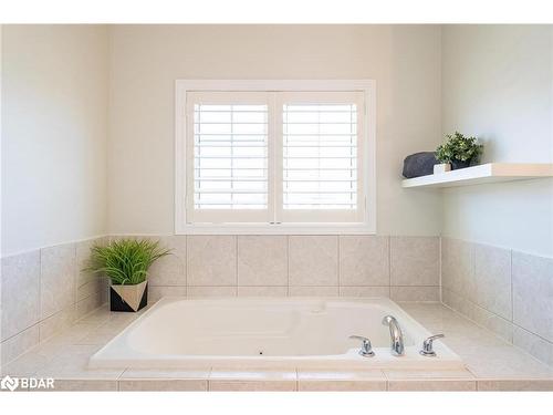 28 Camelot Square, Barrie, ON - Indoor Photo Showing Bathroom