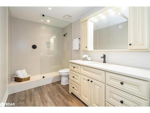 28 Camelot Square, Barrie, ON - Indoor Photo Showing Bathroom