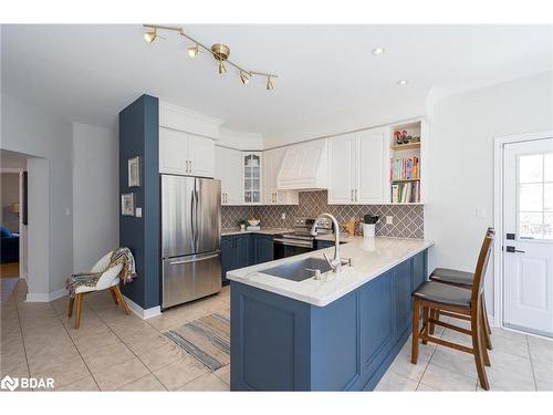 28 Camelot Square, Barrie, ON - Indoor Photo Showing Kitchen