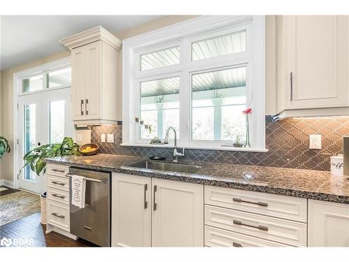 4454 North Valley Lane, Severn, ON - Indoor Photo Showing Kitchen With Upgraded Kitchen